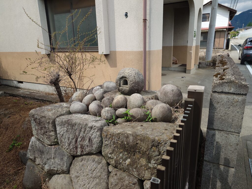 山梨丸石